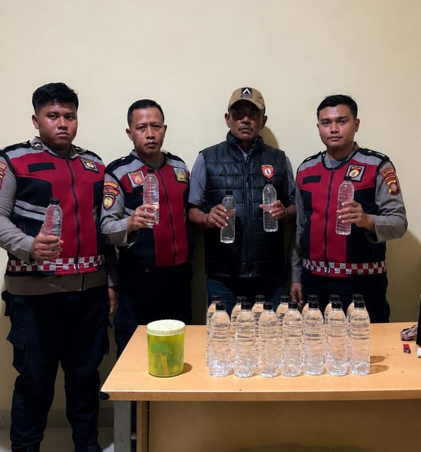 51 Botol Arak Tanpa Merek, Sat Samapta Polresta Sumenep Amankan Barang Bukti 