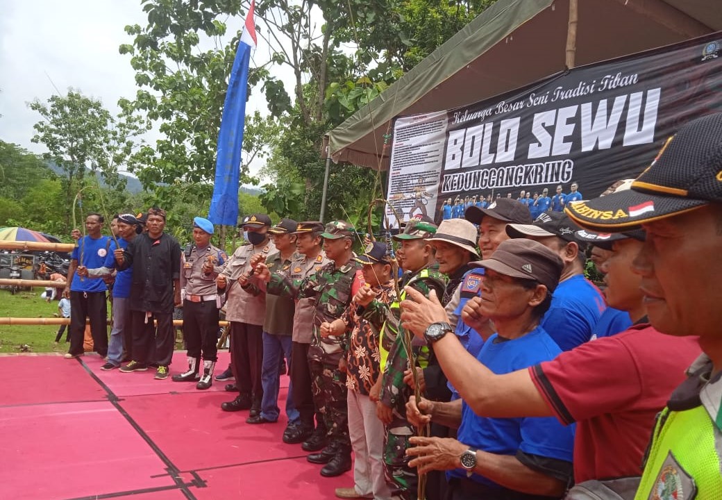 Gelaran Seni Tiban Penonton Mbludak, Polisi Humanis Bikin Tenang Penonton